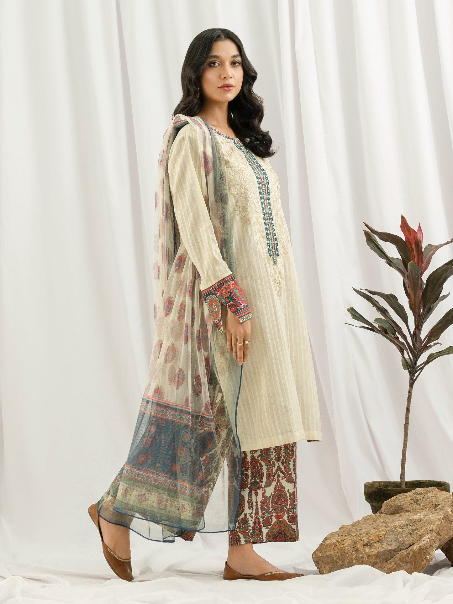 3 Piece Texture Lawn Suit- Embroidered (Pret)