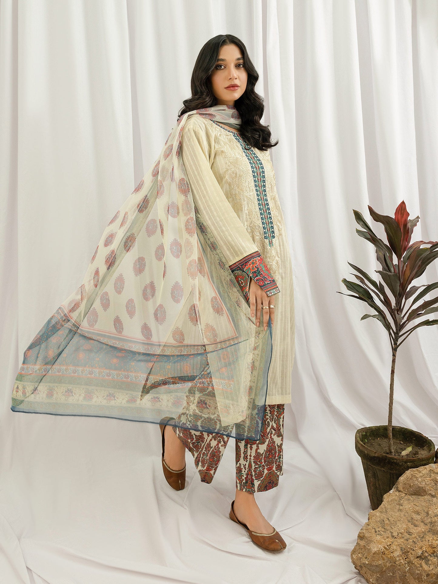 3 Piece Texture Lawn Suit- Embroidered (Pret)